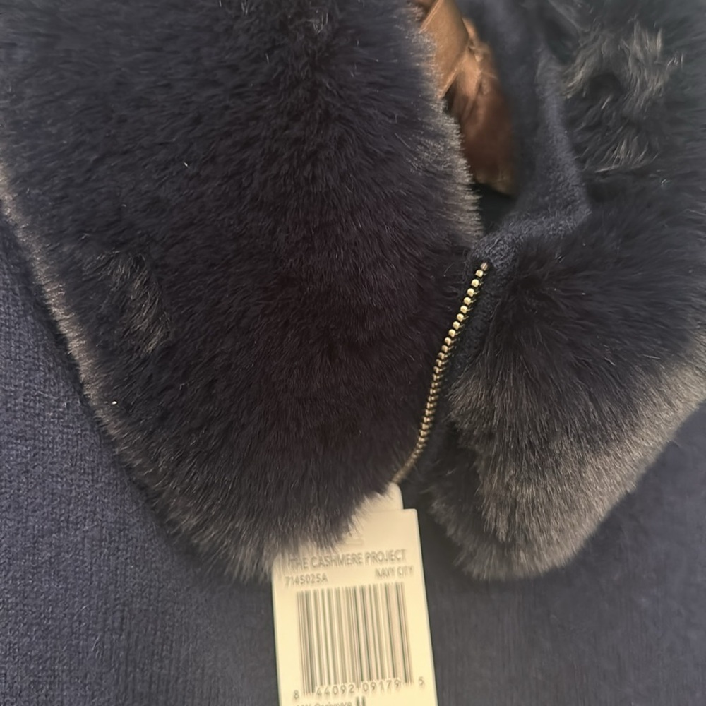 The cashmere project Navy zip up Sweater with  removable Faux Fur Collar - Picture 3 of 7